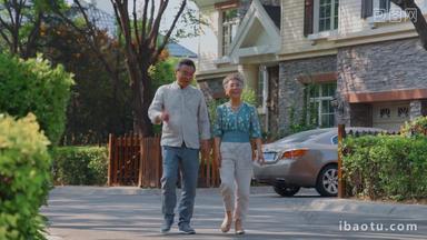 <strong>幸福</strong>的老年夫妇在小区内散步
